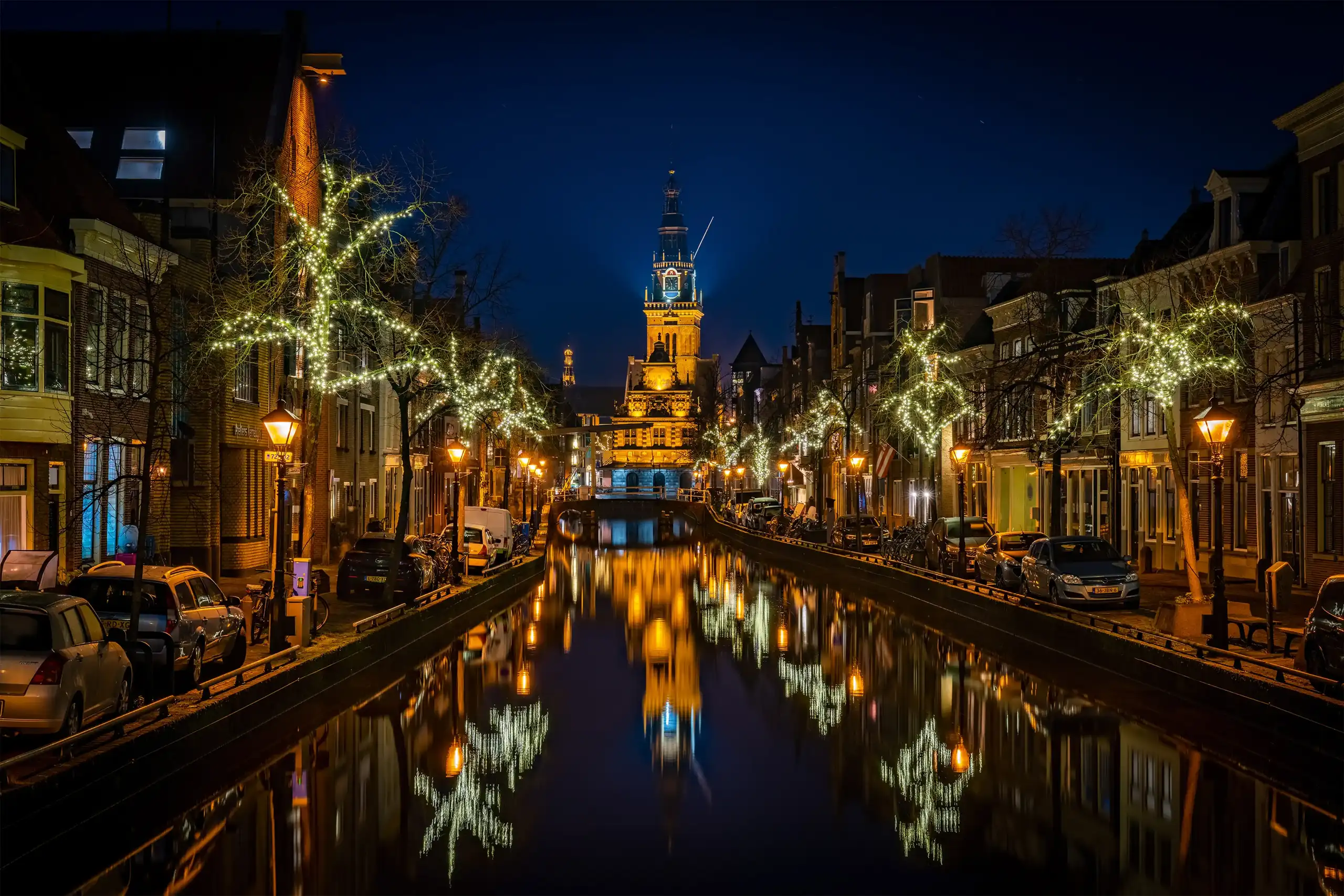 De waagtoren in het donker met verlichting